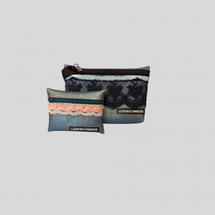 Große blaue Bauchtasche und blau-pinke Maus aus Kunstleder im Gothik Stil