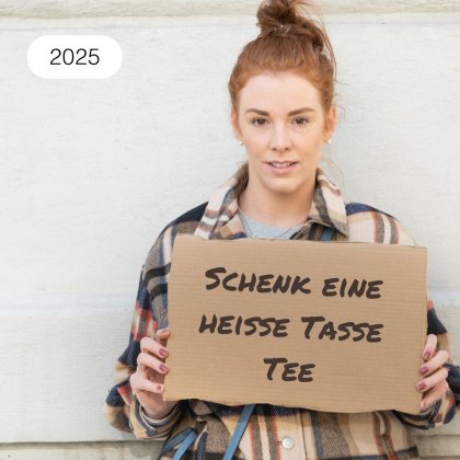Schenk Menschen auf der Stra&szlig;e eine hei&szlig;e Tasse Tee