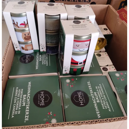 Weihnachtliche Kerzen im Glas bzw. in Blechdose (eine Palette)