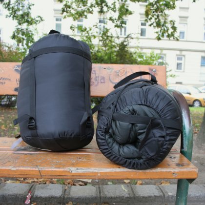 Zwei schwarze Schlafs&auml;cke auf einer Parkbank