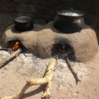 Caritas Schenken mit Sinn Energiesparofen. Nachhaltiger und Ressourcenschonender kochen mit einem Lehmofen. Mit dem nötigen Wissen, können die Menschen vor Ort sich die Öfen selbst reproduzieren und sind nicht auf Importe angewiesen.