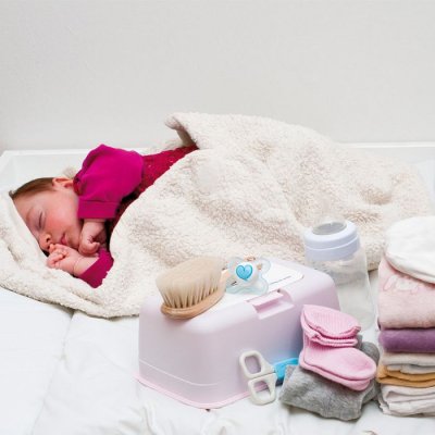 Baby schlafend mit einem Babypaket