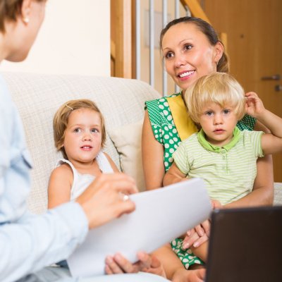 Familie in Beratung in einer Notlage
Image by bearfotos on freepik