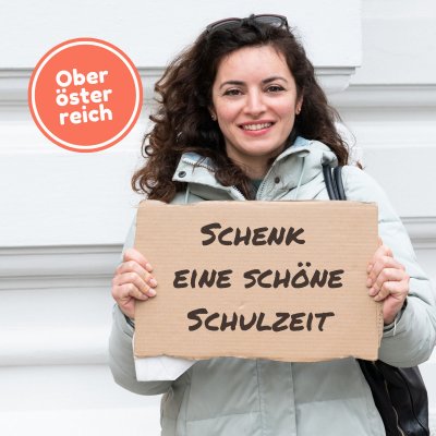 Schenk dringend benötigte Schulmaterialien