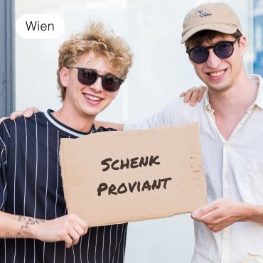 Schenk ein Paket mit Taschentüchern, Proviant und Süßem für obdachlose Menschen