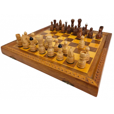 Schachspiel aus Holz mit einfachem Ornament