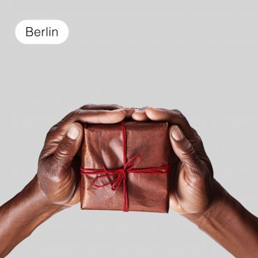 Schenk Menschen auf der Straße eine heiße Tasse Tee