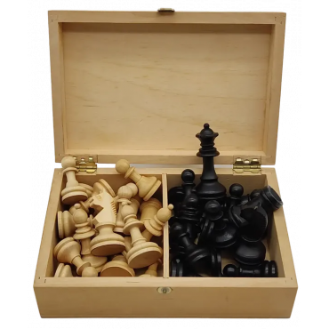 Schachfiguren aus Holz in Holzschatulle