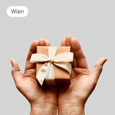 Schenk obdachlosen Menschen eine warme Decke