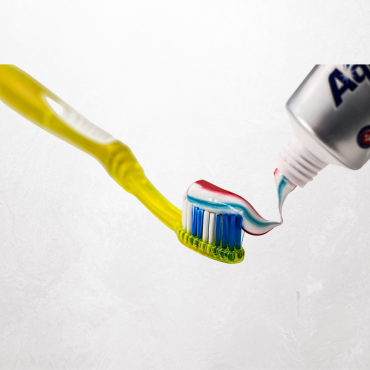 Bringt neue Zahnbürsten und Zahnpasta