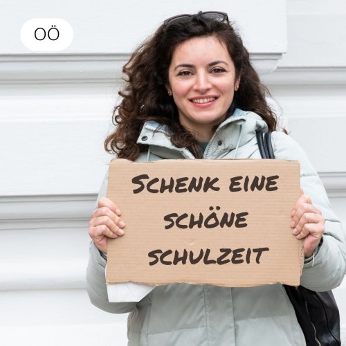 Schenk dringend benötigte Schulmaterialien