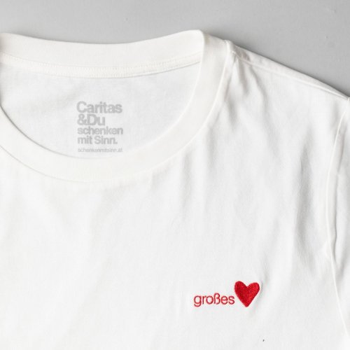Stickshirt großes Herz weiß halbnahe Aufnahme